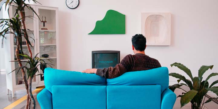 Querer assistir TV sozinho pode ser um sinal de que o estresse está afetando sua vida social.