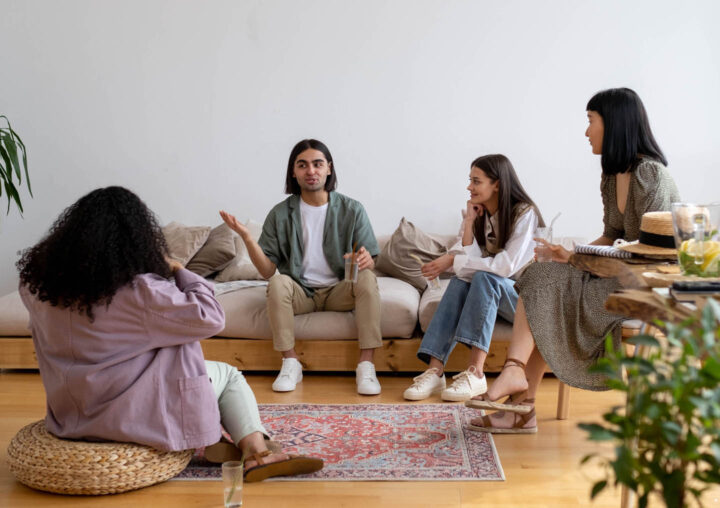Amigos envolvidos em uma conversa